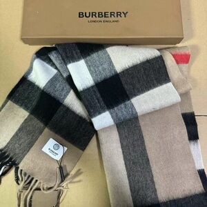 Women's Burberry cashmere scarf